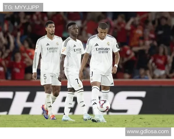 足球杯赛场上的传奇球星与荣耀时刻:探索世界足坛最闪耀的冠军故事